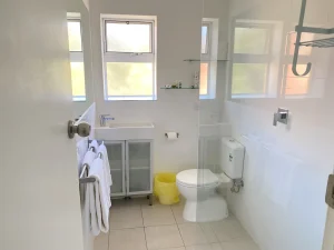 Broadway Apartments bathroom