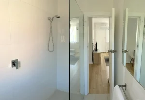 Broadway Apartments bathroom